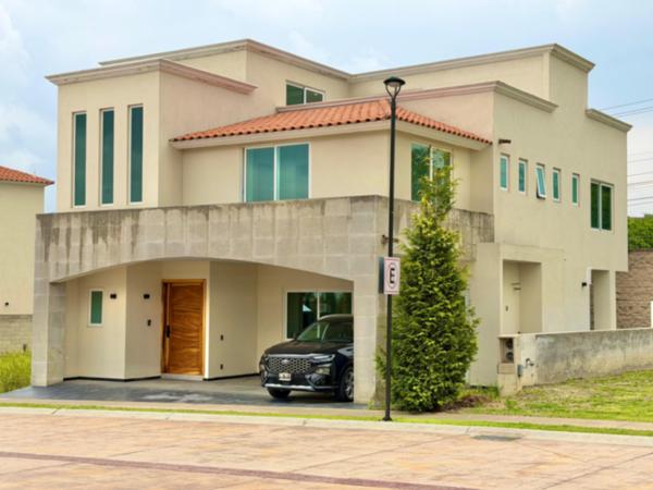 Casa en Venta en Metepec: Amplia Propiedad en Fraccionamiento Cerrado