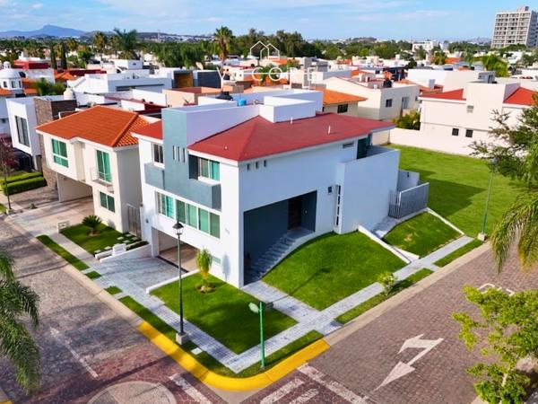 CASA EN VENTA EN JARDÍN REAL, ZAPOPAN