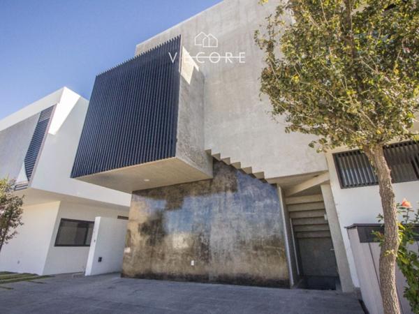 CASA EN VENTA EN PARQUES VALLARTA, ZAPOPAN