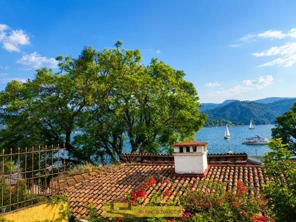 Casa en venta en el centro de Valle de Bravo, cerca del muelle municipal