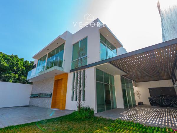 CASA EN VENTA EN AV. NACIONES UNIDAS, LOMA REAL, ZAPOPAN