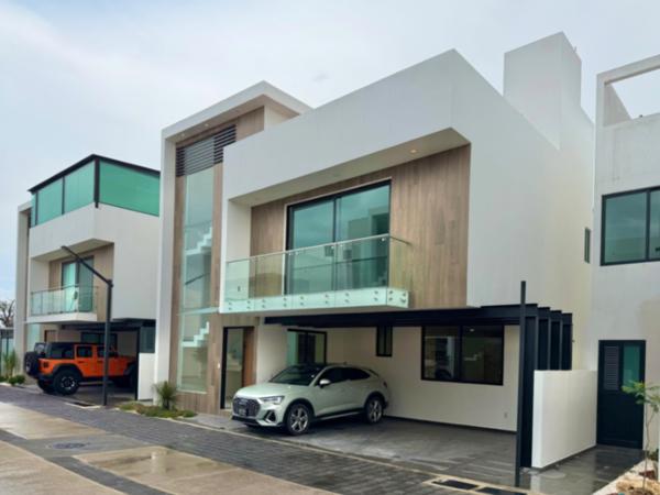 Casa en Venta en Llano Grande, Metepec: Espaciosa Residencia en Privada con Amenidades