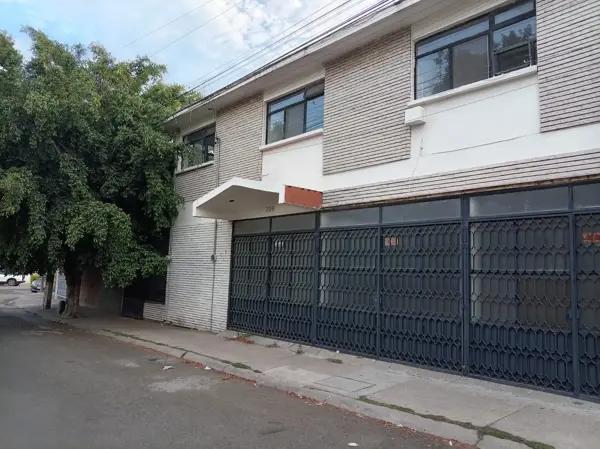 Casa habitacional o comercial con amplios Espacios en Jardines de Irapuato