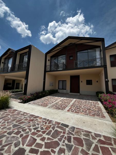 Hermosa casa en venta al norte de León Gto.
