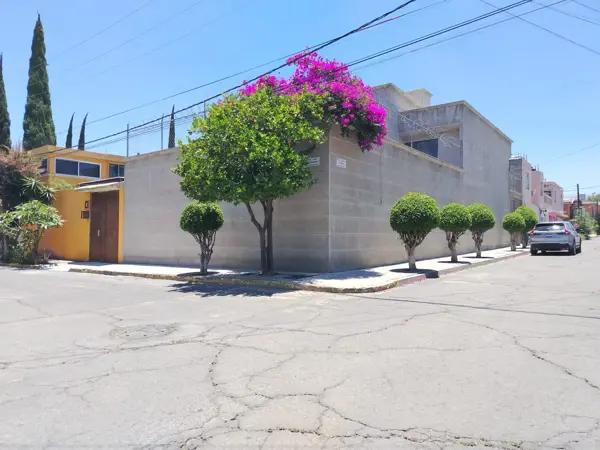 Casa en Venta en Lomas de Cristo, Texcoco: Amplia y Moderna con 3 Recámaras