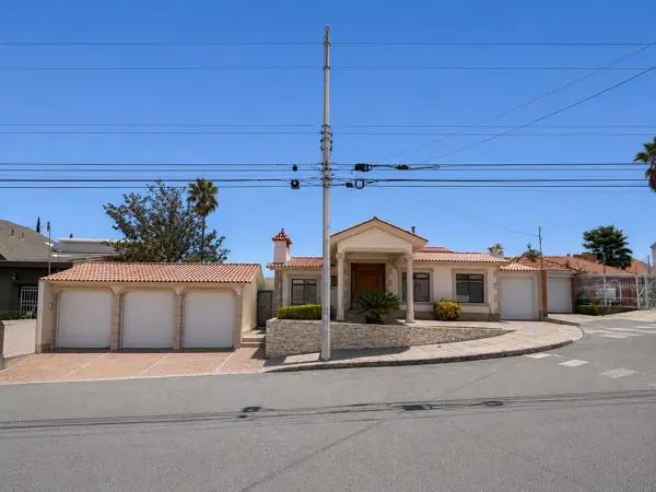 RESIDENCIA DE LUJO EN VENTA EN QUINTAS DEL SOL, CHIHUAHUA