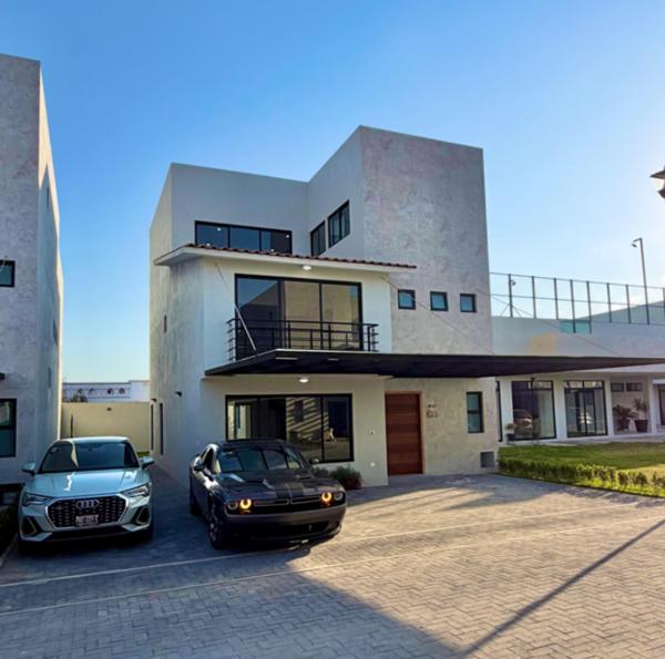 Casa en Venta en Bellavista, Metepec: Amplia Residencia en Fraccionamiento Cerrado