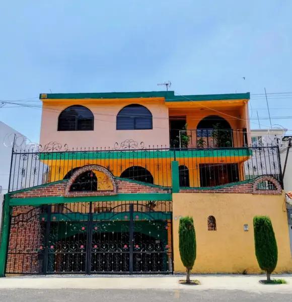 Casa en Venta en Granjas Coapa en Calle Privada con Vigilancia y 6 Estacionamientos