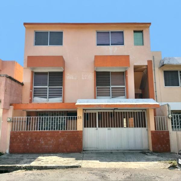 Venta de casa, ubicada cerca de av. Urano