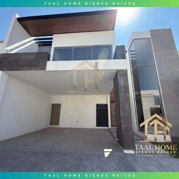 Casa en Venta en Los Viñedos, Torreón: Espaciosa Residencia en Privada
