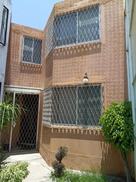 CASA AMUEBLADA EN FRACCIONAMIENTO FRENTE A LA BUAP