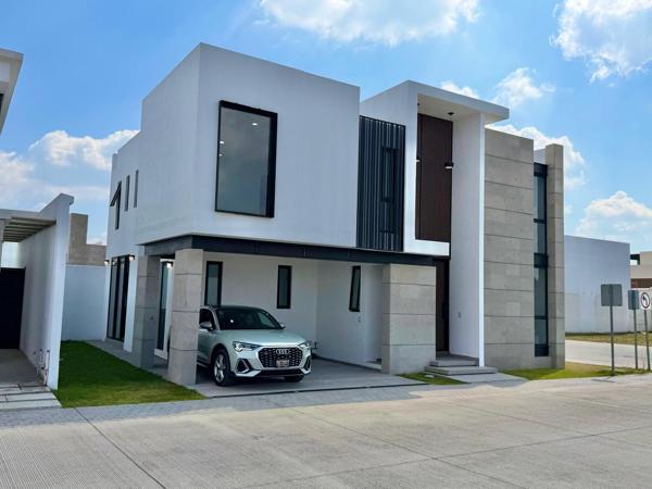 Casa en venta en Metepec: Seguridad en privada con vigilancia y cómodas amenidades
