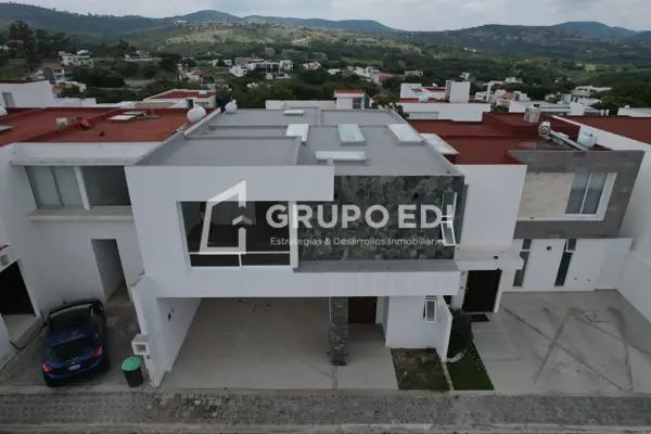 CASA RESIDENCIAL EN CLUSTER FARASI