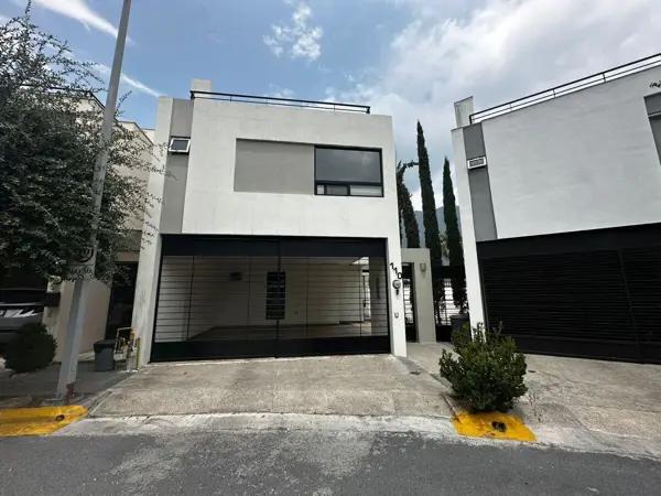 Venta de Residencia Exclusiva en Cerradas de Valle Alto – Zona La Rioja