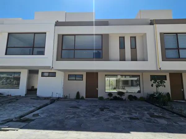 Casa en Venta en Metepec Paseo Jurica con Recamara en Planta Baja