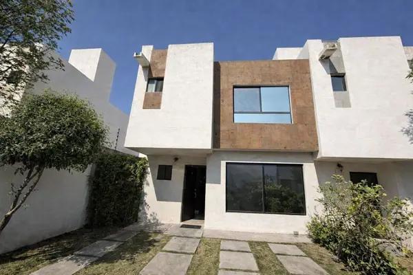 Casa en Venta en Esquina con Terreno Excedente – Rincones del Marqués