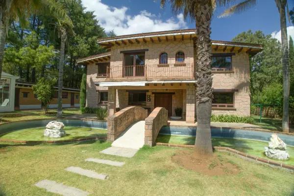 SE VENDE HERMOSA Y LUJOSA CASA TOTALMENTE EQUIPADA Y AMUEBLADA EN RANCHO RESIDENCIAL SAN FRANCISCO