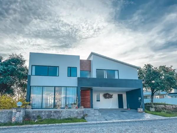 CASA EN VENTA UBICADA EN ESQUINA CON VISTA AL LAGO EN HARAS DEL BOSQUE