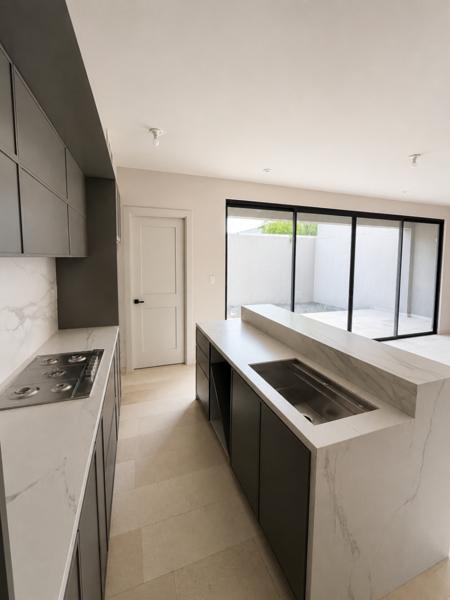 Casa en venta en Residencial El Cortijo. 4 Habitaciones con 1 habitación en parte baja