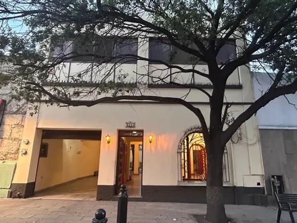 Casa Histórica Frente a Museo MARCO en Renta