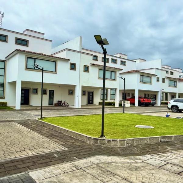 Casa en Venta en Llano Grande, Metepec: Amplia Residencia en Fraccionamiento Cerrado