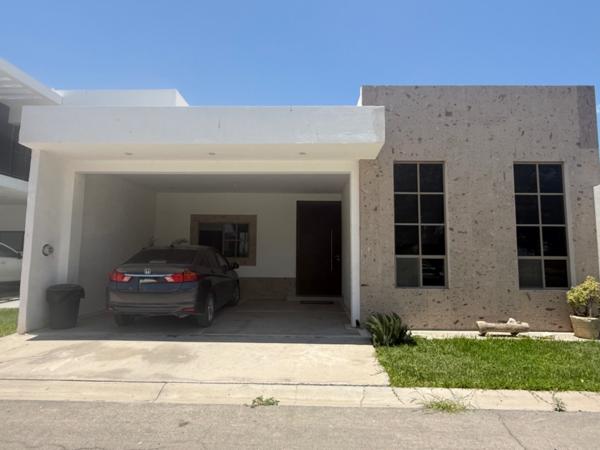 Hermosa casa de un solo piso en villas del renacimiento