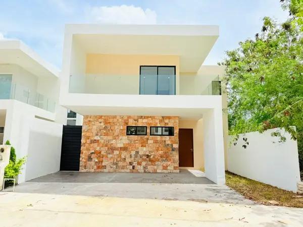 CASA EN VENTA CON PANELES EN PRIVADA CON AMENIDADES, MERIDA YUCATAN