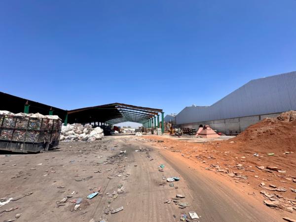 Terreno con Nave de Almacenamiento y Patio de Maniobras