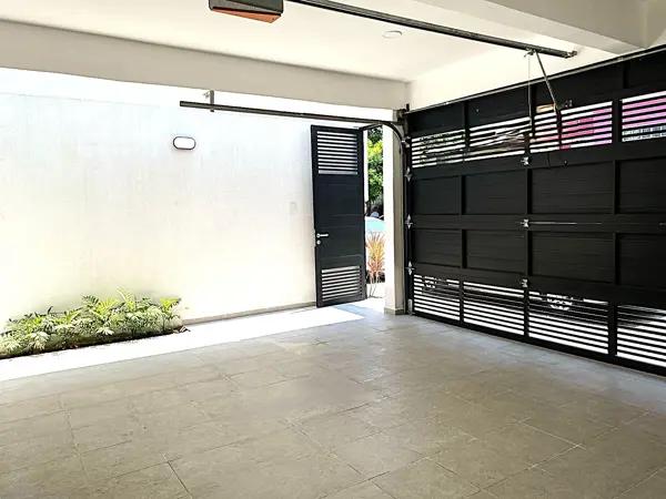 Casa Nueva climatizada lado sombra, 2 niveles, 3 recamaras, Bi cochera, portón eléctrico, Col Villa