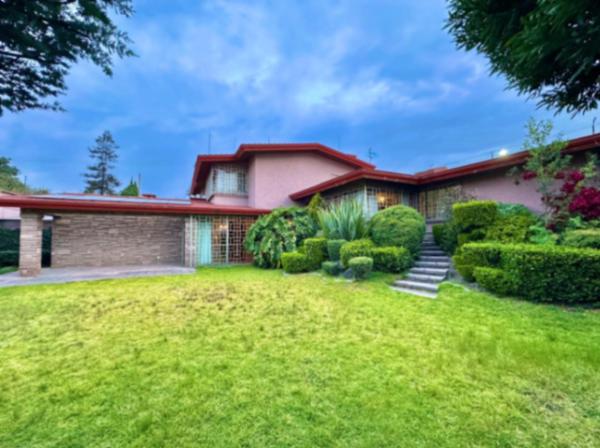 Casa Independiente en Venta en Toluca con Amplio Jardín y Jacuzzi Casa Independiente en Venta en Toluca con Amplio Jardín y Jacuzzi
