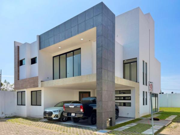 Casa en venta en San Mateo Atenco: Ideal para vivir en comunidad privada con amplias amenidades