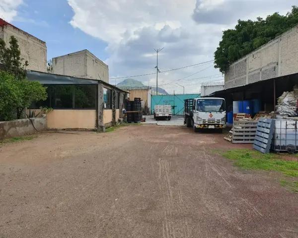 Terreno en Venta o Renta en Santa Martha Acatitla con Oficinas y 22 Metros de Frente