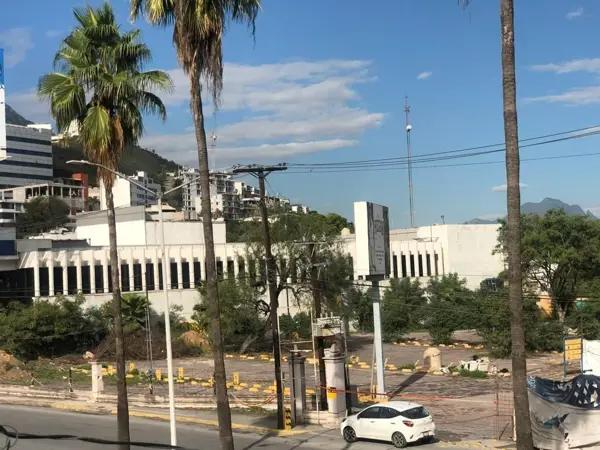RENTA TERRENO EN AVENIDA PRINCIPAL FRENTE A GALERIAS MONTERREY P/ INVERSIONISTAS
