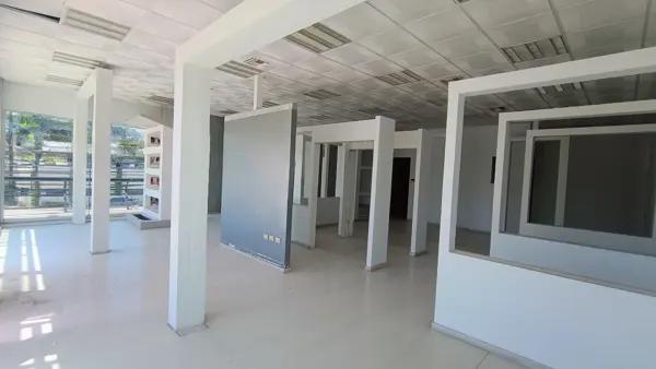 Local en plaza comercial planta alta. excelente visibilidad.