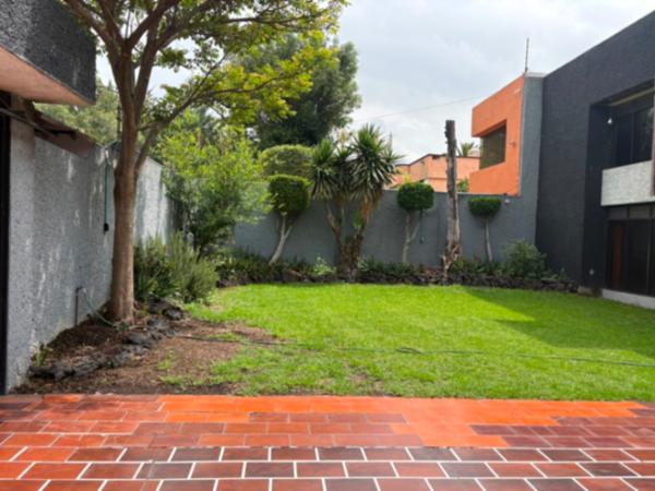 Casa en Venta en Ciudad Satélite, Naucalpan de Juárez - Amplia y Funcional