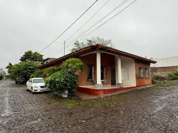 Amplia casa en venta en Comala en esquina