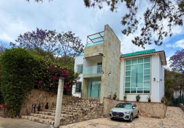 Casa en Venta en Ixtapan de la Sal: Amplia Residencia en Conjunto Cerrado