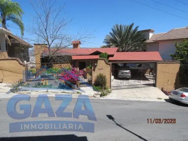 Casa en Venta en Colinas de las Cumbres, Monterrey - Amplia Propiedad con Amenidades