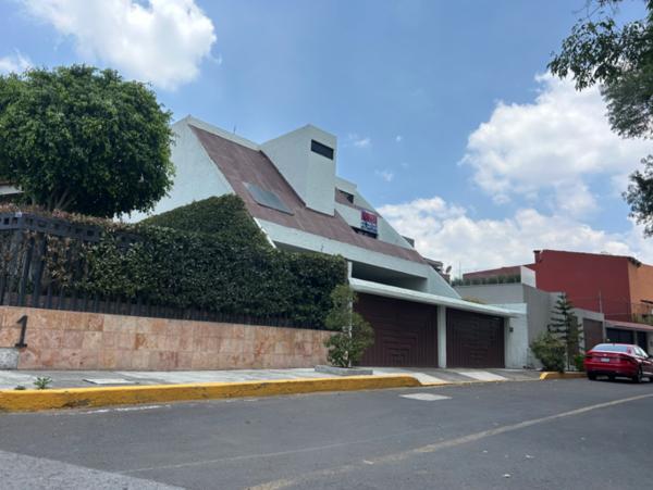 Casa en Venta en Balcones de la Herradura, Huixquilucan, con Jardín