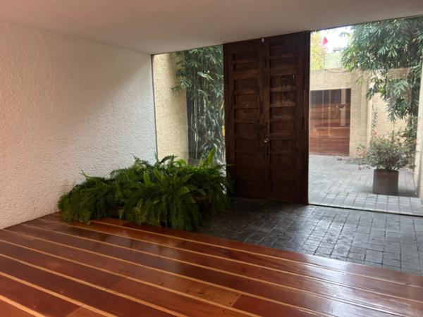 VENTA CASA EN CENTRO TLALPAN. Propiedad con amplias posibilidades que abarca 3 lotes colindantes.
