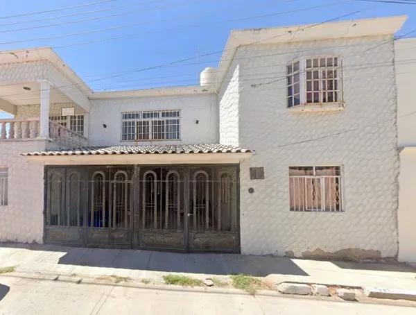 Venta de casa en Los Arroyitos, Jesús María - Amplios Espacios y Ubicación Estratégica
