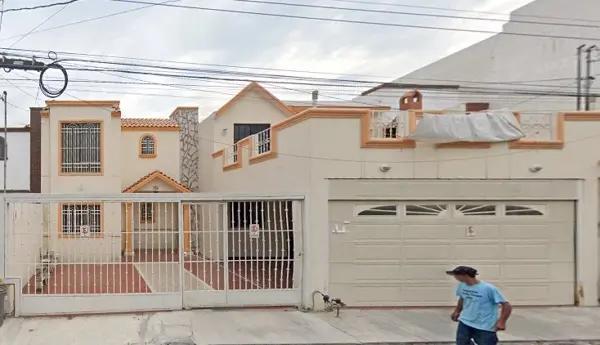 Venta de casa en Los Morales, San Nicolás de los Garza – Cinco Recámaras, Estudio y Amplio Patio
