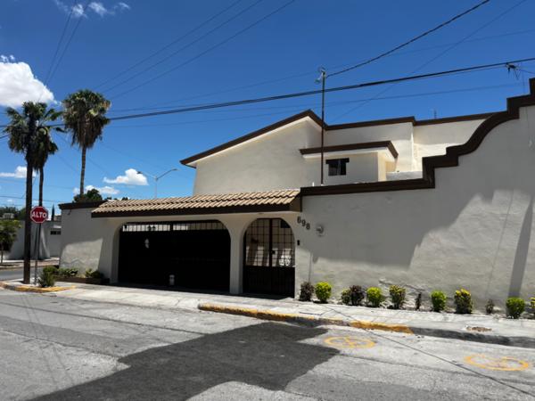 Casa en VENTA, ubicada en esquina en colonia San Isidro.