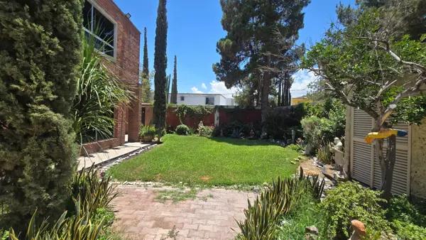 Casa con un espectacular jardin Casa con un espectacular jardin