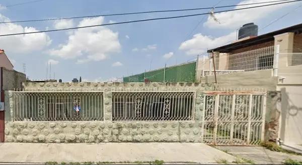 Venta de Casa en Guadalajara, 4 Recámaras, Zona Echeverría con Acceso a Servicios