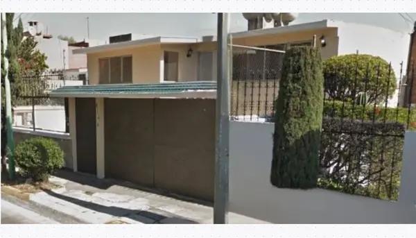 Residencia en Naucalpan: Casa en remate con amplio jardín y garaje LAAB1