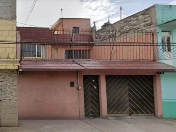 Casa en Venta por Remate con 4 Recámaras en Nezahualcóyotl, México LAAB1