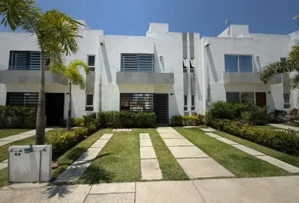 CASA DE ENTREGA INMEDIATA EN AV. ISLA SANTOTINI, ALTAVELA, BAHIA DE BANDERAS, NAYARIT