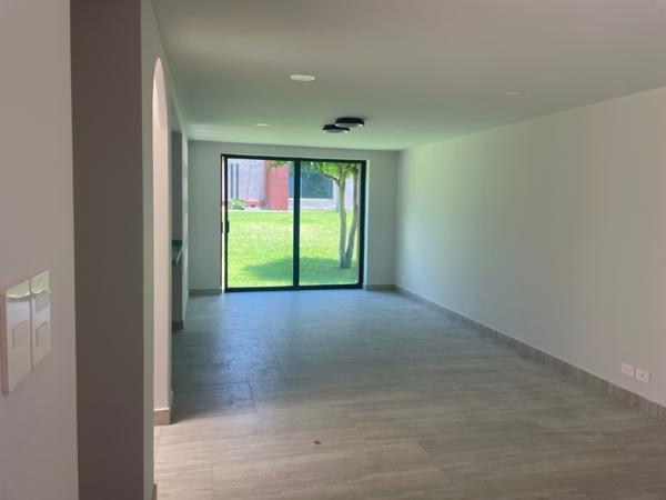 Casa recién remodelada en Morillotla Fraccionamiento con áreas verdes, excelente ubicación.