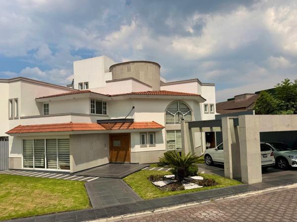 Casa en Venta en Metepec: Amplia Residencia en Fraccionamiento con Seguridad